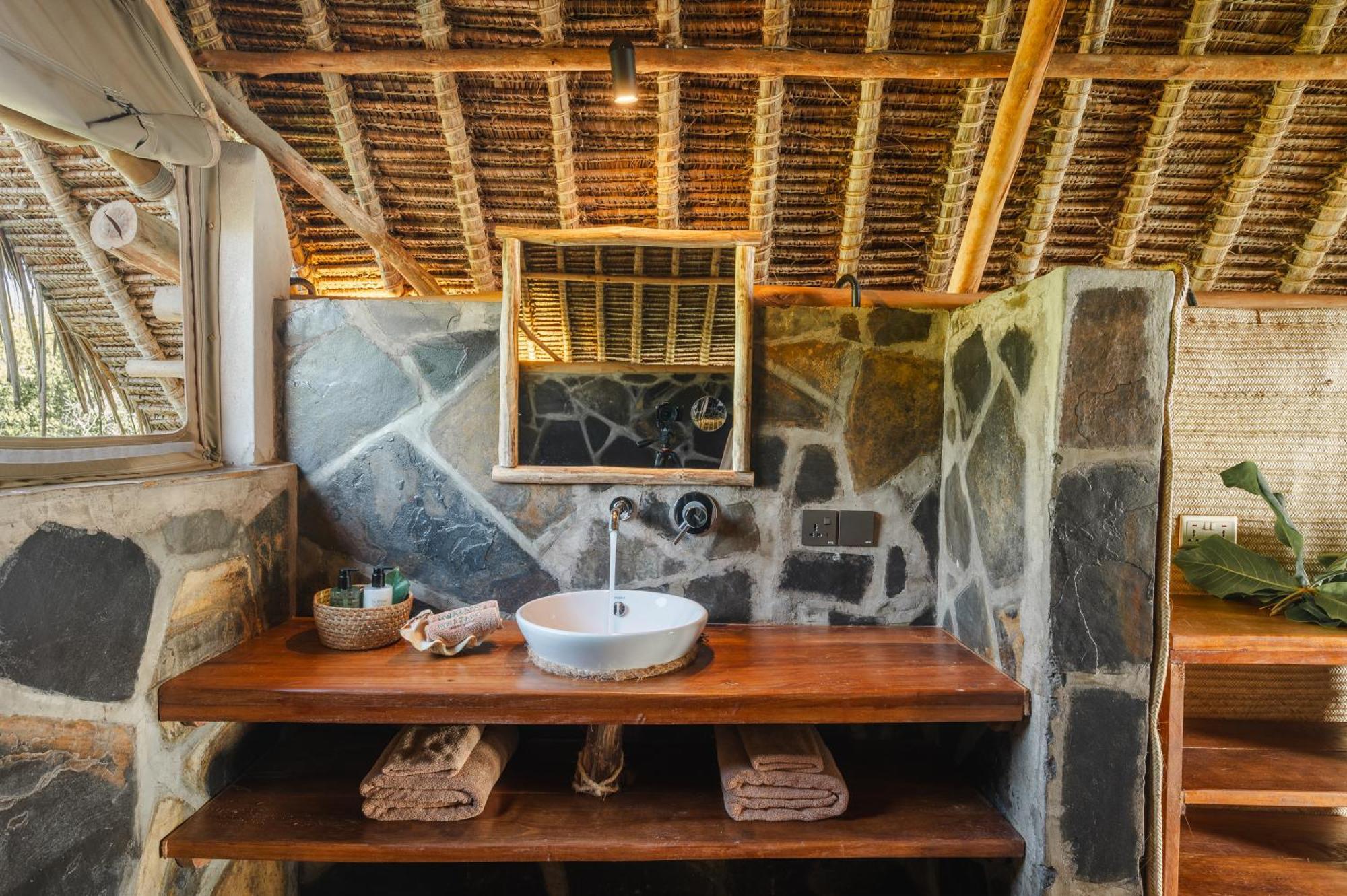Mwazaro Beach Lodge Shimoni Buitenkant foto