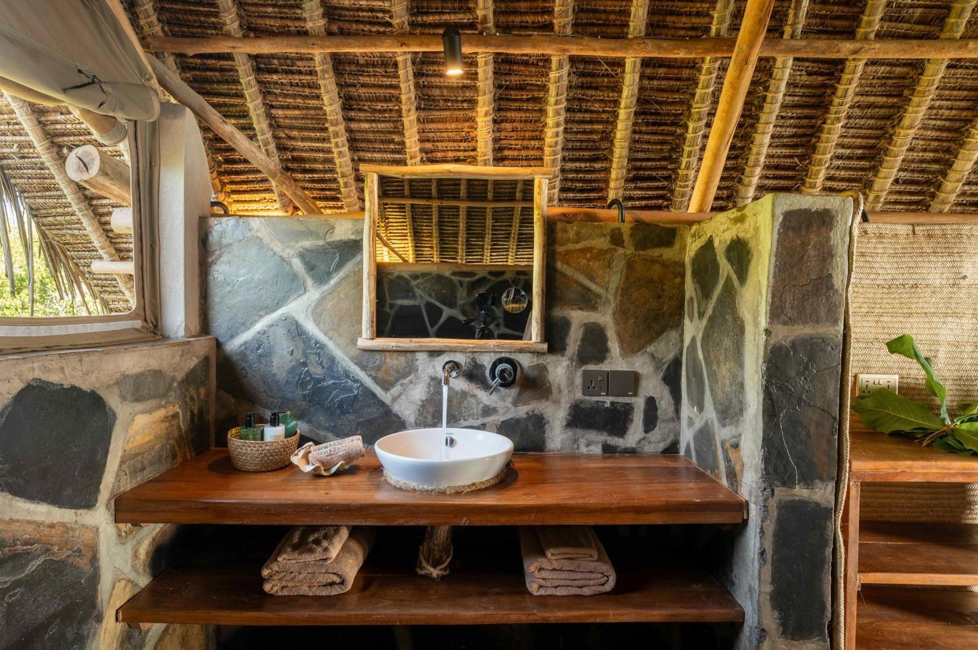 Mwazaro Beach Lodge Shimoni Buitenkant foto